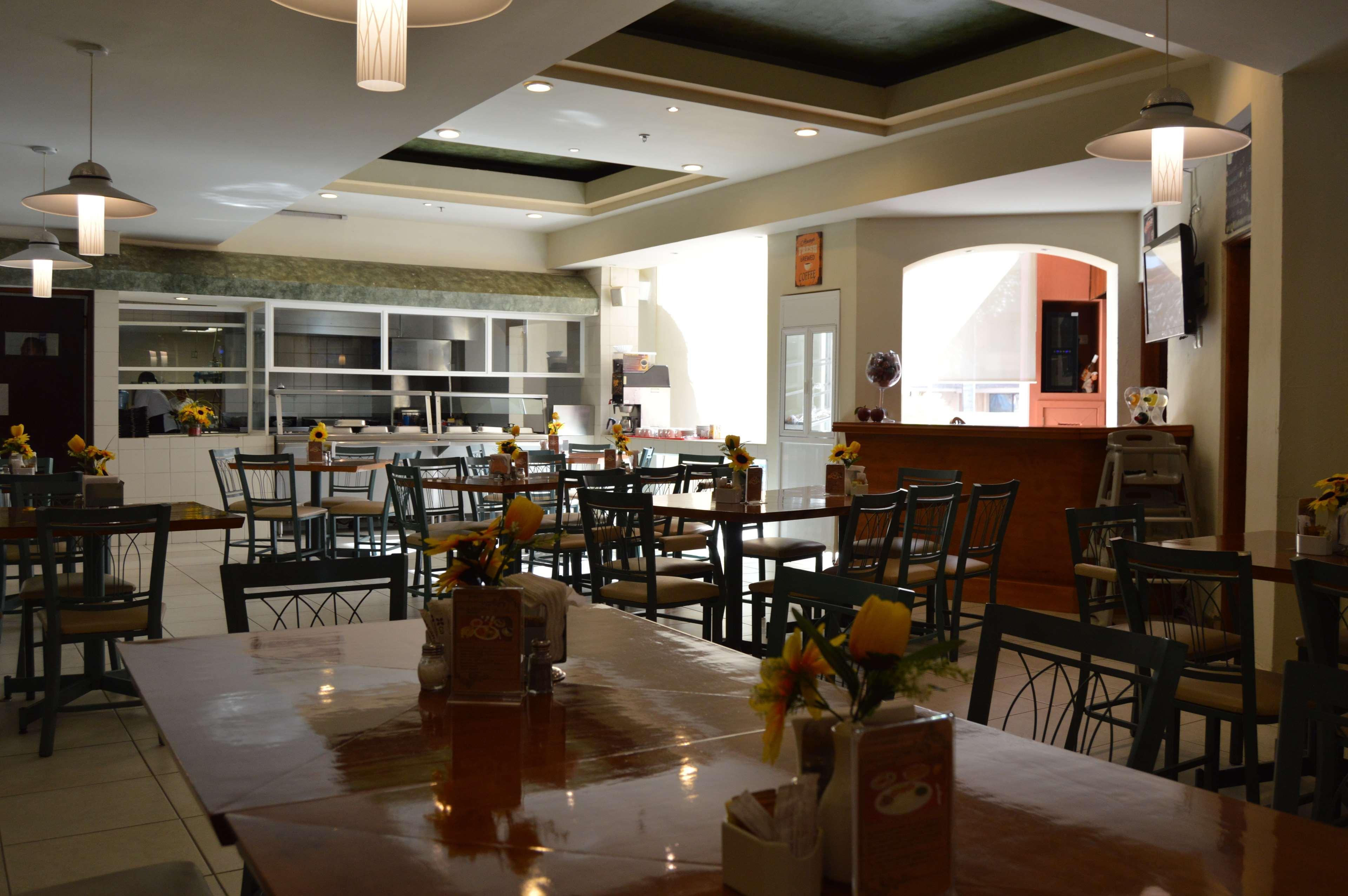Best Western Bazarell Inn Монтеморелос Экстерьер фото